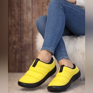 Crocs Classic Puff Moc Lined Slip-On Yellow Black Unisex J6 / Women’s 7-8